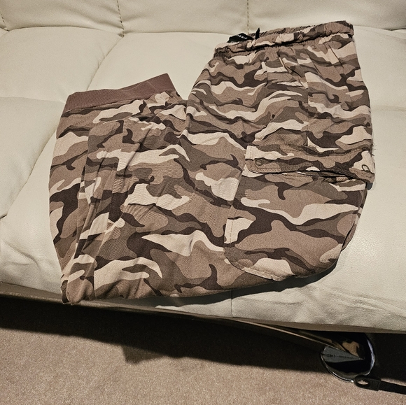 Torrid Relaxed Fit Jogger Stretch Challis Mid-Rise Cargo Pocket Pant Camo Sz 1 - Picture 2 of 3
